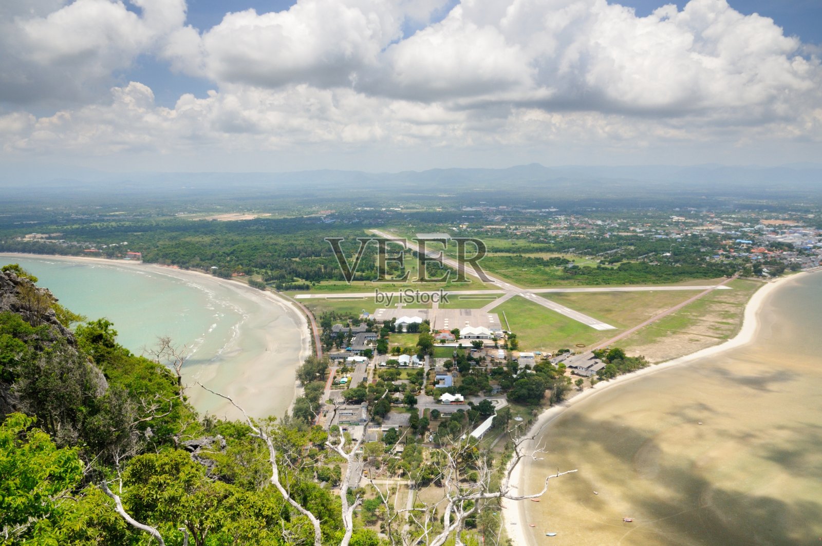 泰国皇家空军5翼基地，敖玛瑙湾，敖玛瑙海滩和普拉卓布湾的鸟瞰图从高洛姆Muak山在泰国普拉卓布基里汗省照片摄影图片