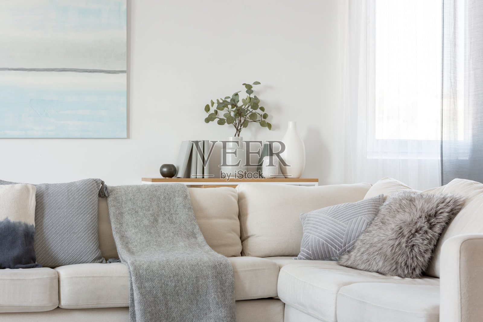 枕头和毯子在舒适的米色角落沙发在优雅的客厅照片摄影图片