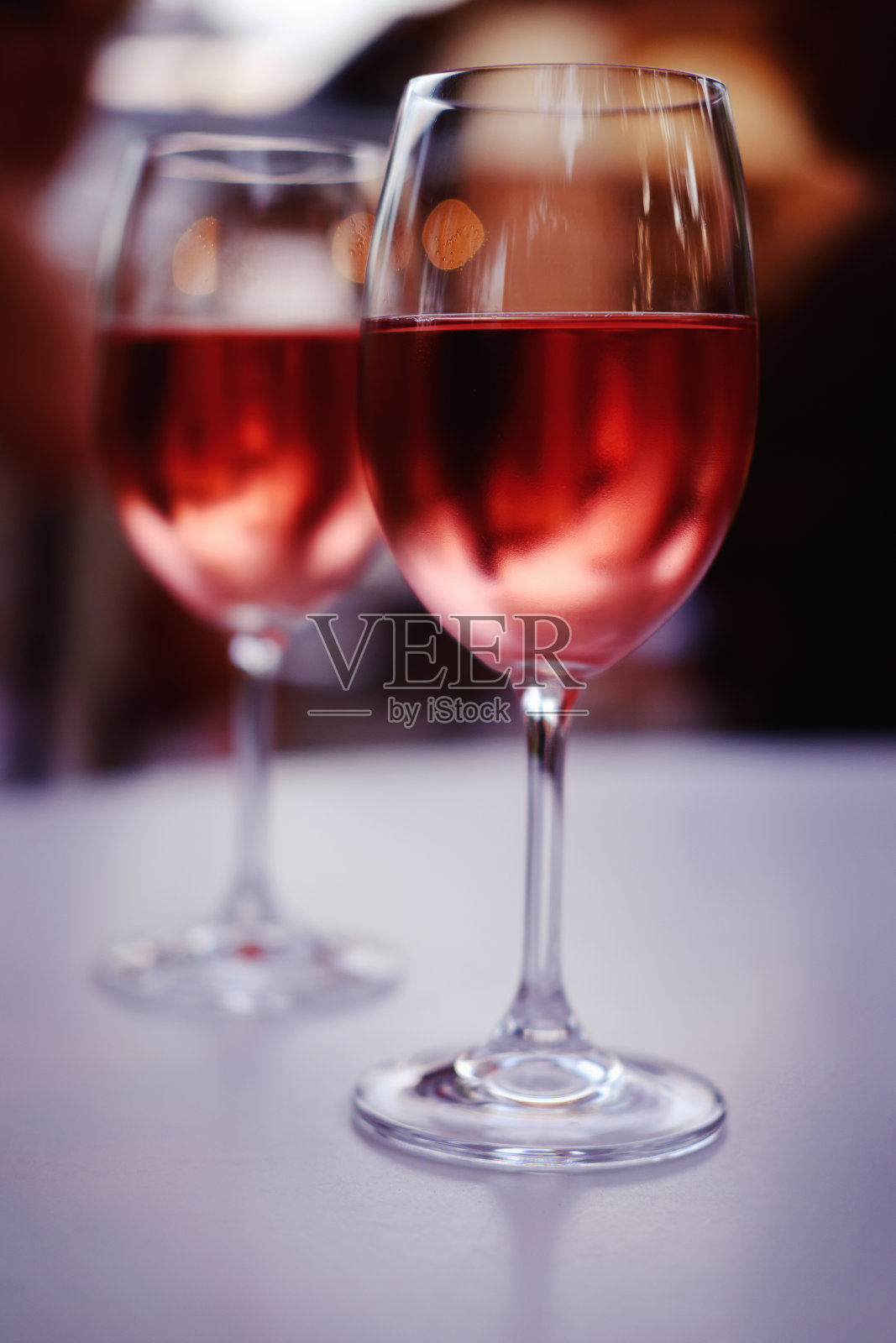 桌上放着两杯粉红色的葡萄酒照片摄影图片