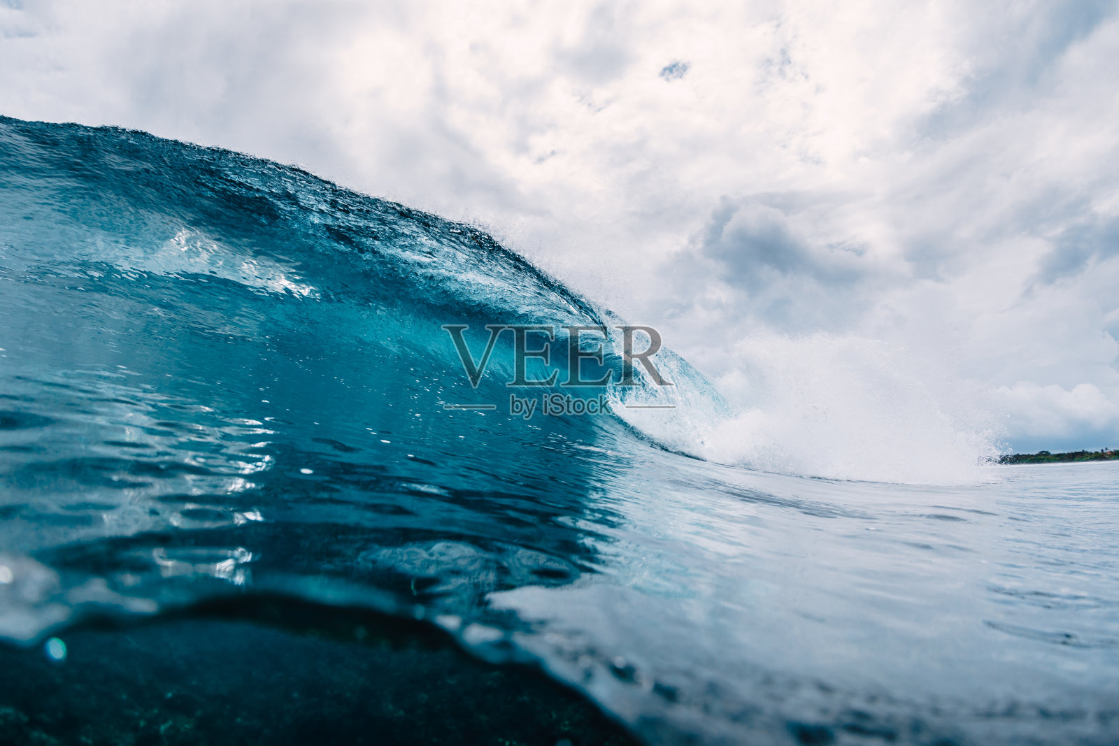 大海里的蓝色巨浪。瓦胡岛的破浪照片摄影图片