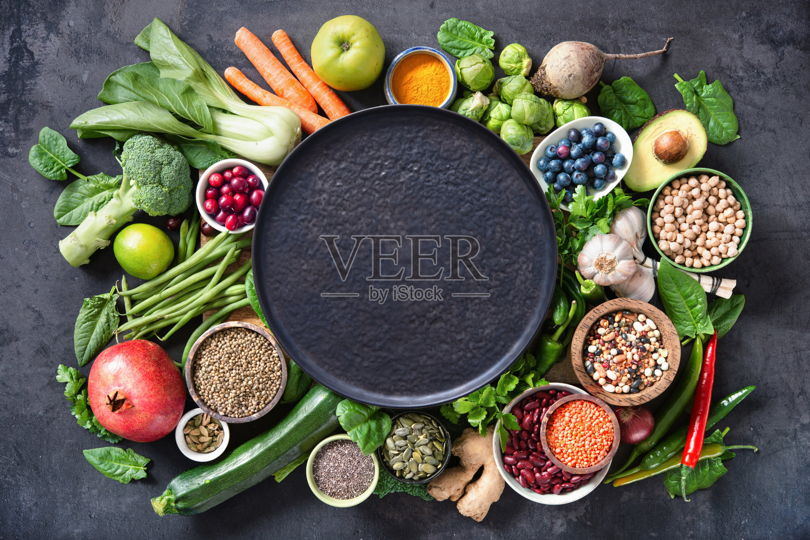 健康的食物选择，水果，蔬菜，种子，超级食物，谷物和中间的盘子照片摄影图片