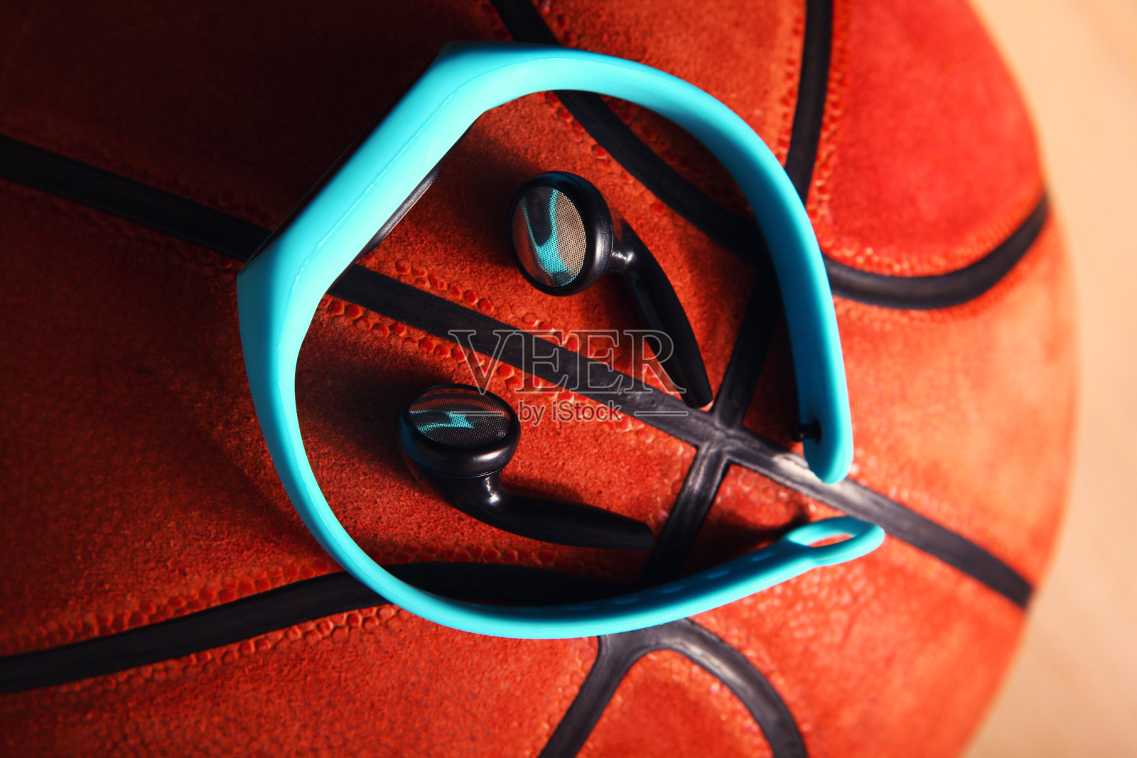 篮球健身手镯耳机照片摄影图片