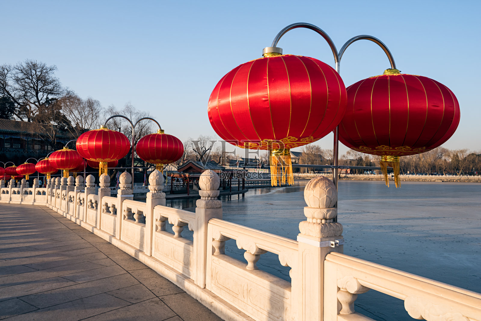 北京北海公园的桥上挂着许多红灯笼照片摄影图片