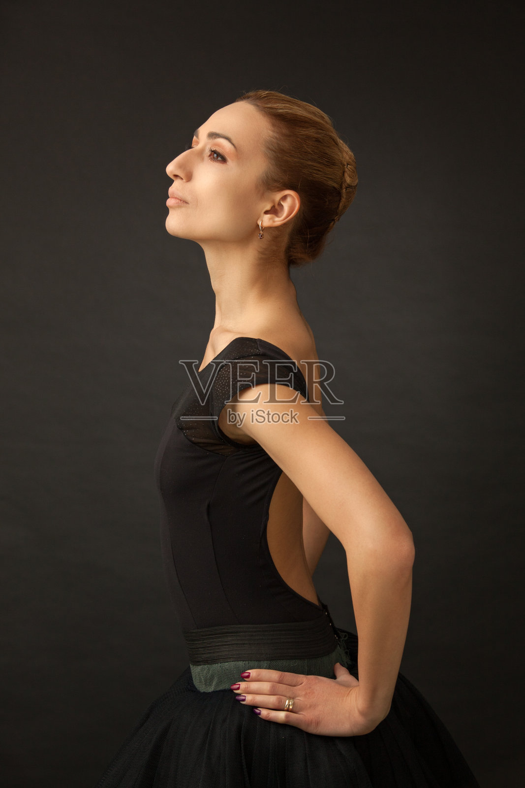 一名芭蕾舞女演员的画室肖像照片摄影图片
