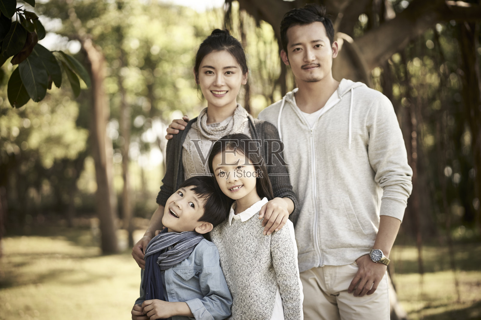 一个亚洲家庭的户外肖像照片摄影图片