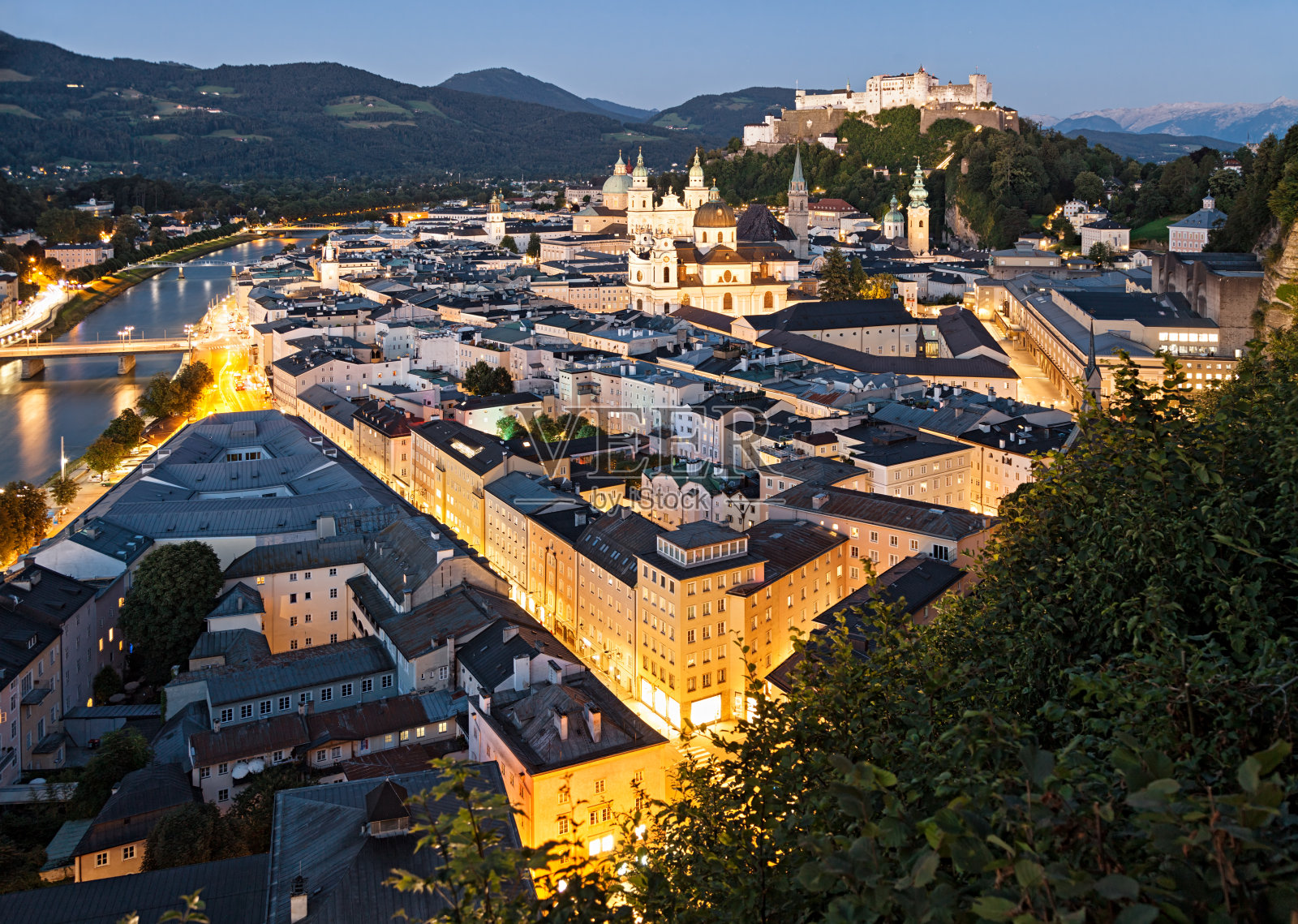萨尔茨堡老城和萨尔扎克河畔的夜景，奥地利。照片摄影图片