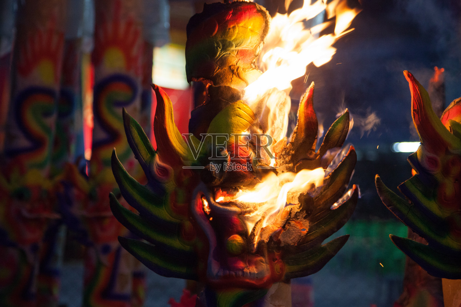 亚洲中国寺庙中华丽的香烛。这些巨大的香通常是在饿鬼节期间燃烧。照片摄影图片
