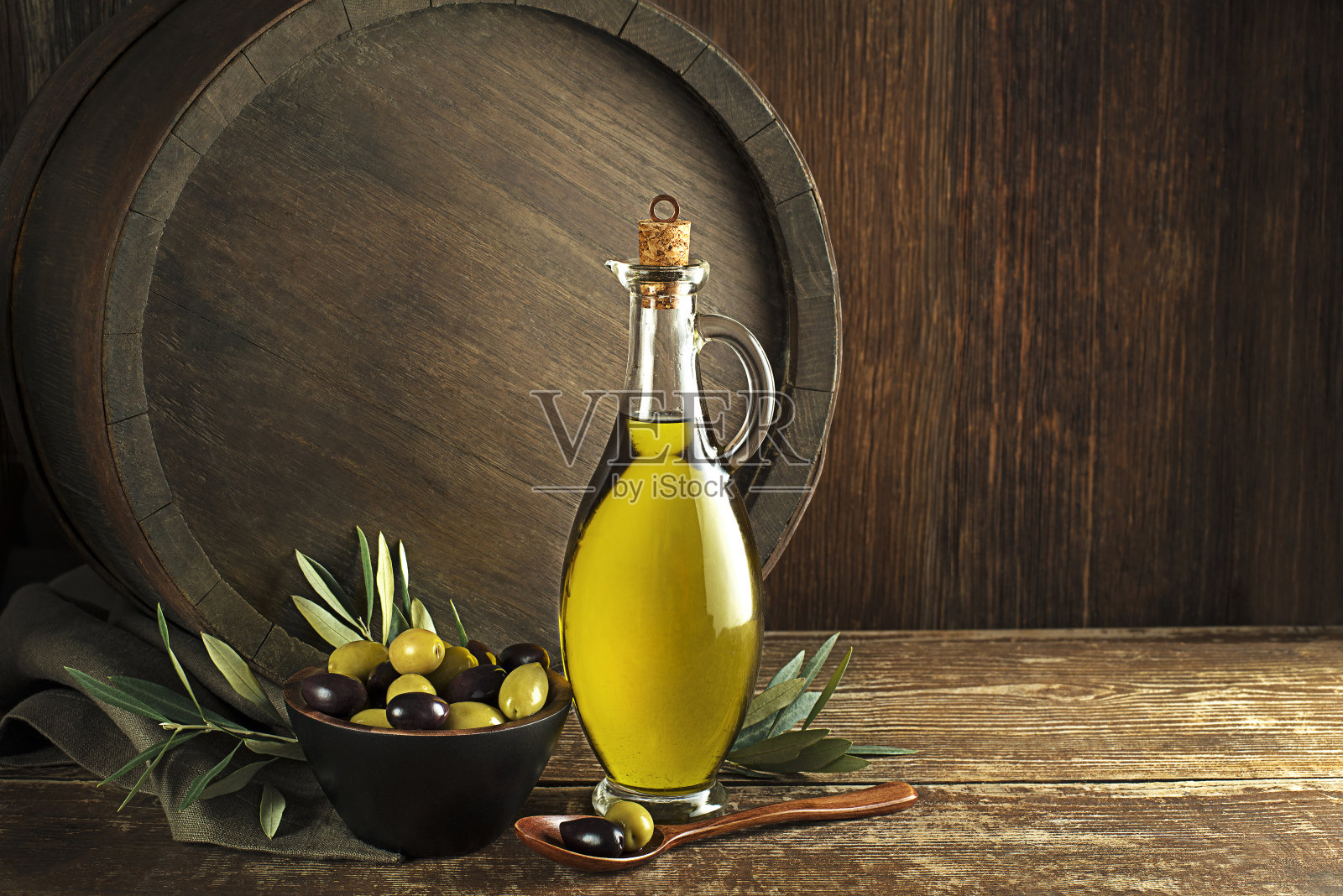 一瓶特级初榨橄榄油照片摄影图片