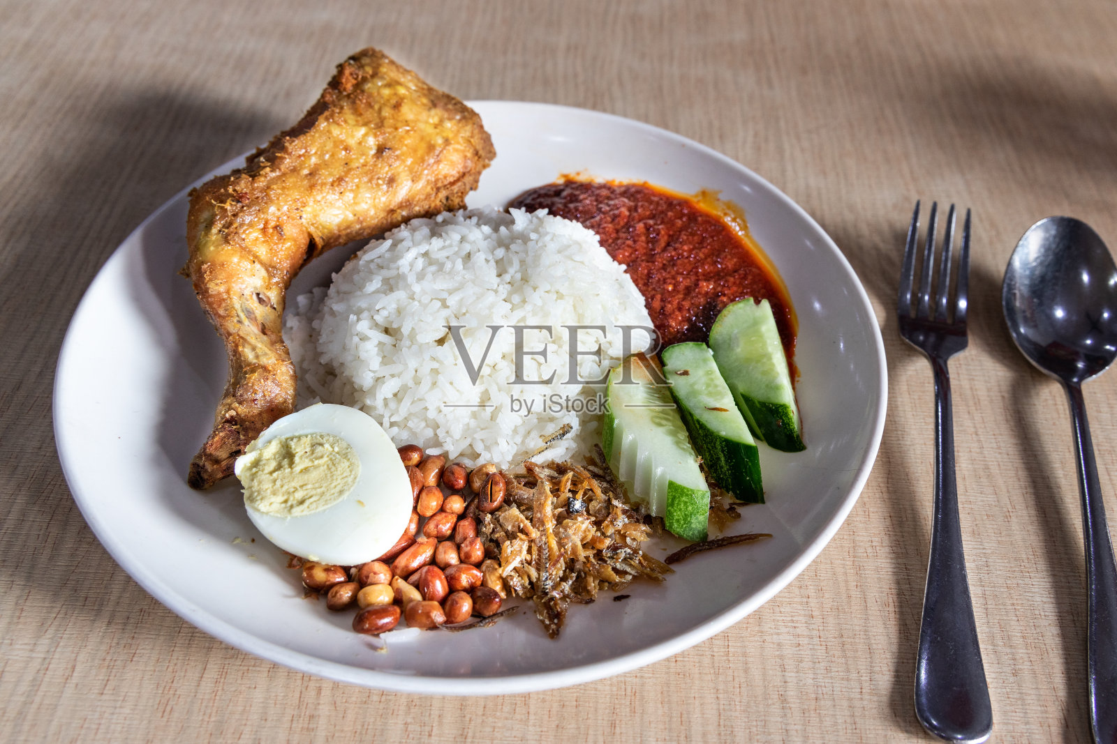 简单的印尼炒咖喱配参巴炸鸡，在马来西亚很受欢迎照片摄影图片