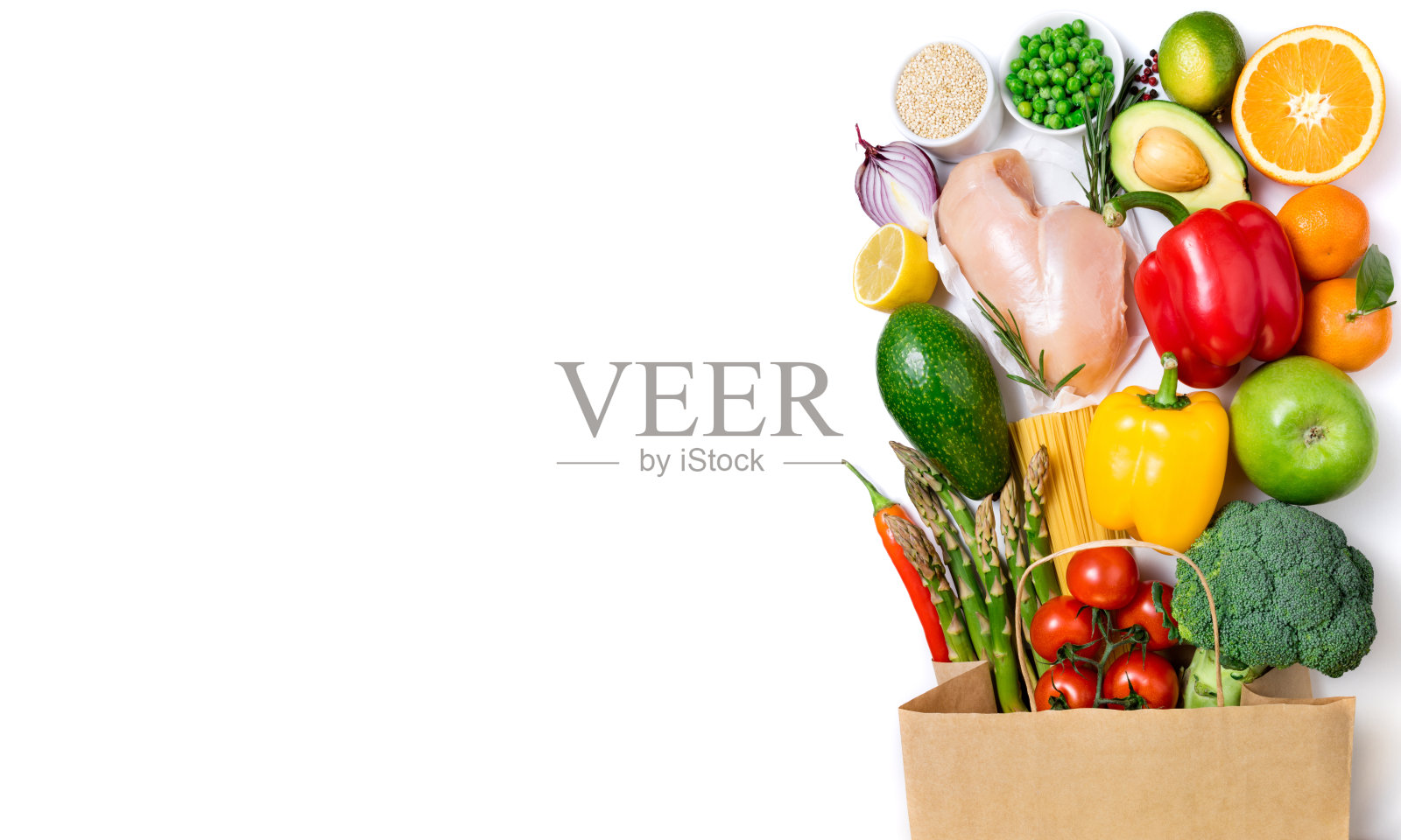健康饮食背景。健康食品纸袋肉类，水果，蔬菜和意大利面在白色的背景。在超市买食物，节食的概念。长格式照片摄影图片