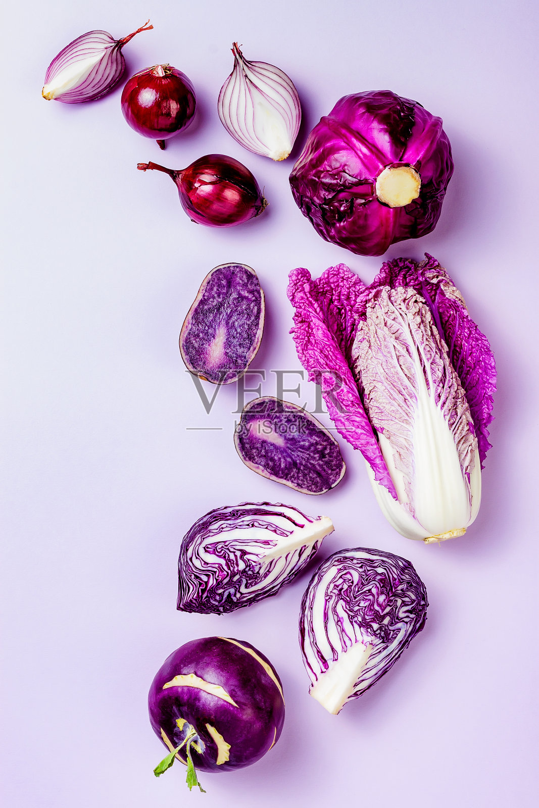 粉彩背景上的紫色蔬菜。最小的概念。以植物为基础的素食或素食烹饪。清洁饮食，碱性饮食照片摄影图片