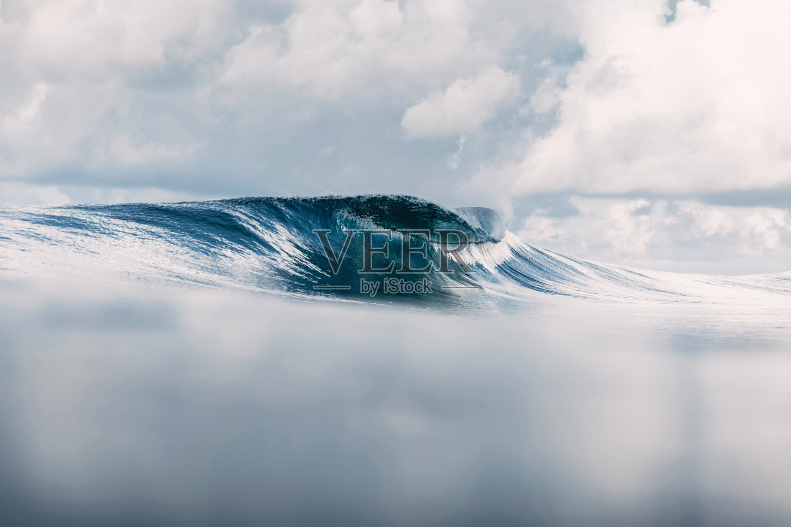 大海桶浪。在塔希提岛冲浪的破浪照片摄影图片