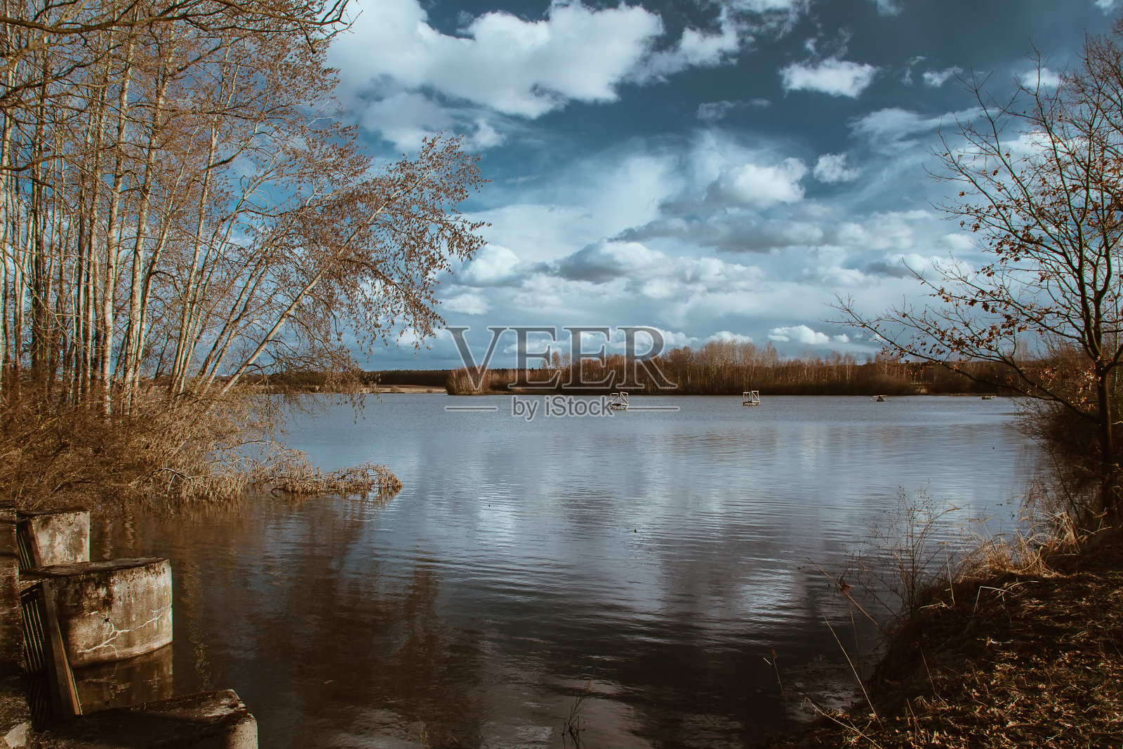 池塘与水门和深蓝色的天空，捷克风景照片摄影图片