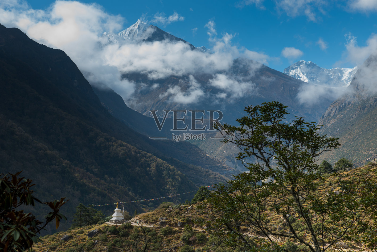 在通往尼泊尔喜马拉雅山珠穆朗玛峰大本营的路上照片摄影图片