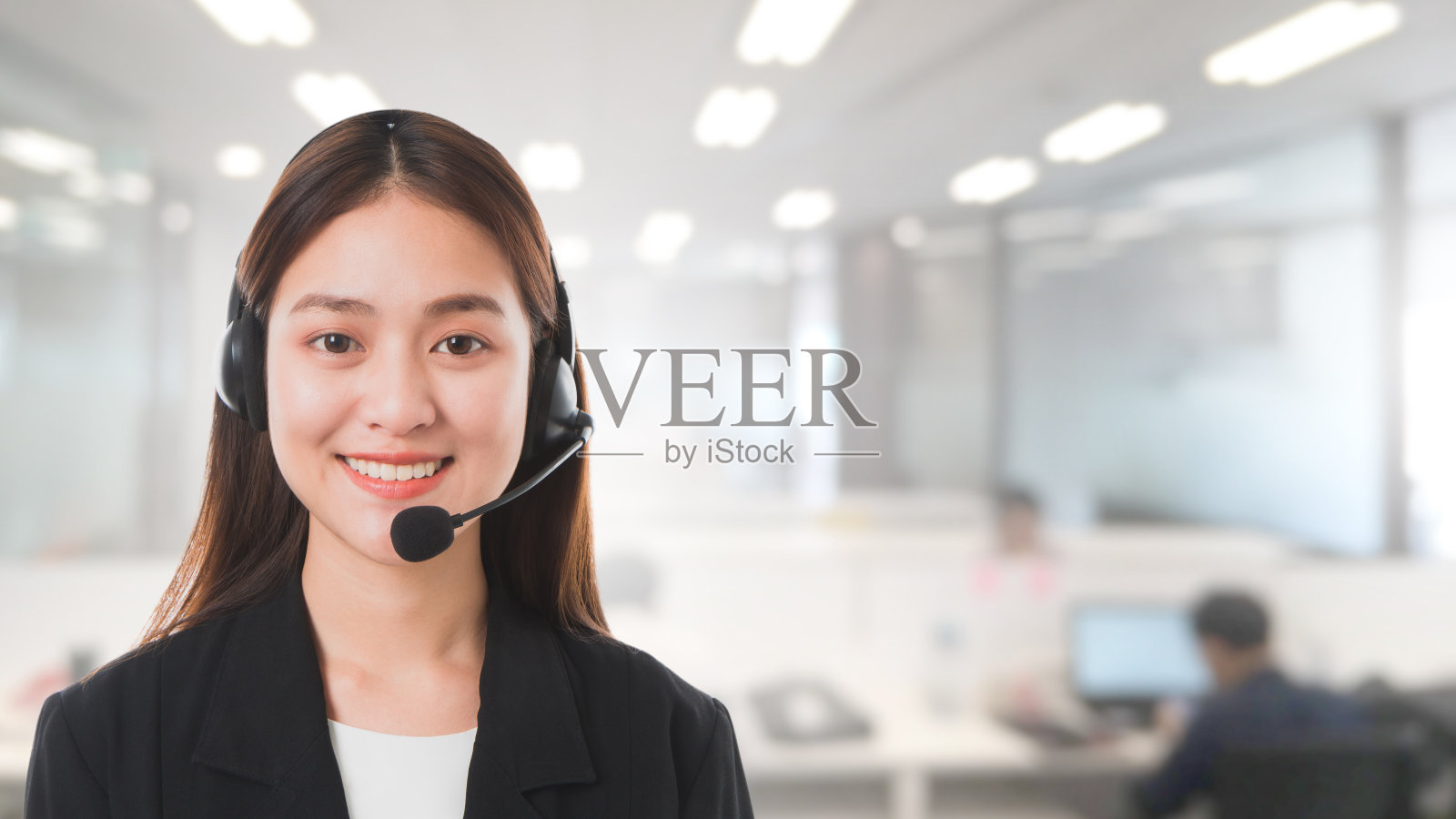 亚洲美丽的微笑女人的肖像客户支持电话接线员在办公空间横幅背景和拷贝空间。概念呼叫中心工作服务。照片摄影图片