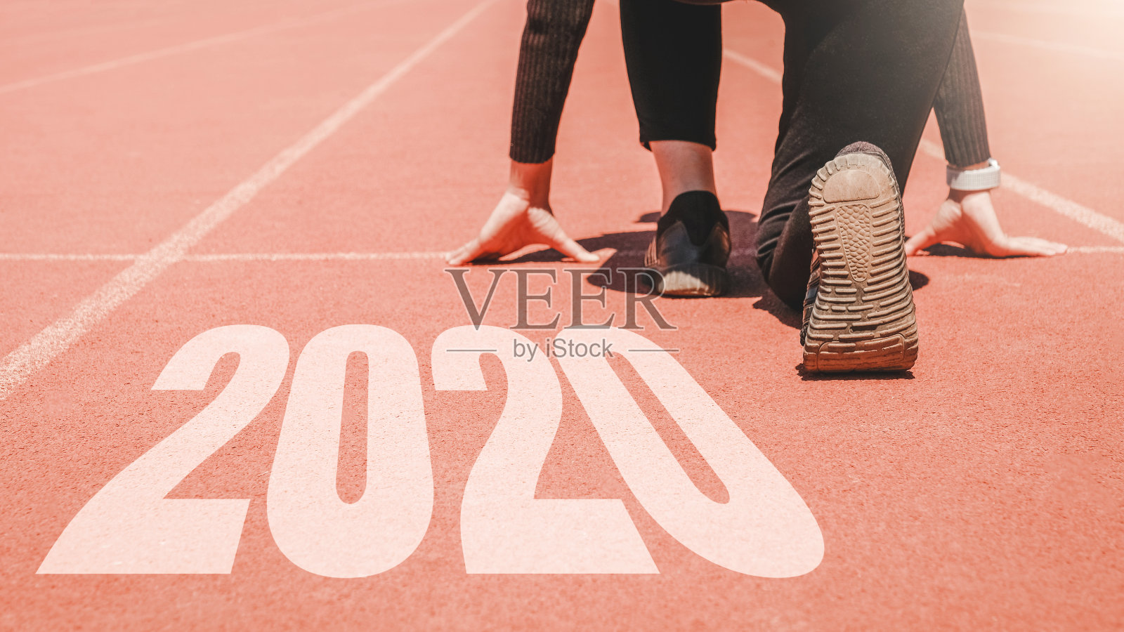 2020年新年，女运动员开始线上跑步，号码为2020。照片摄影图片