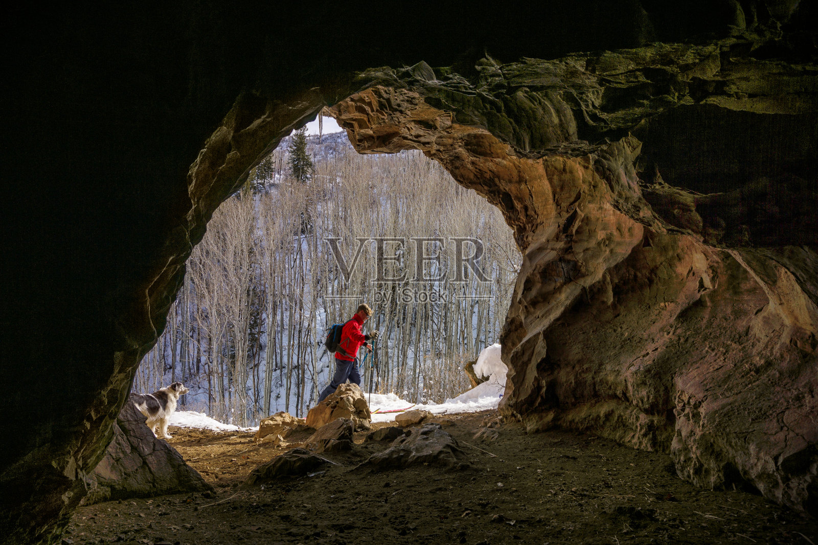 野外滑雪者从洞穴内的观点照片摄影图片