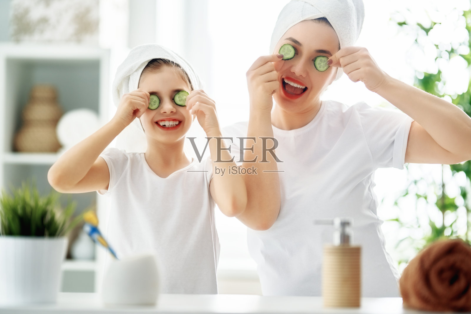 母亲和女儿护理皮肤照片摄影图片