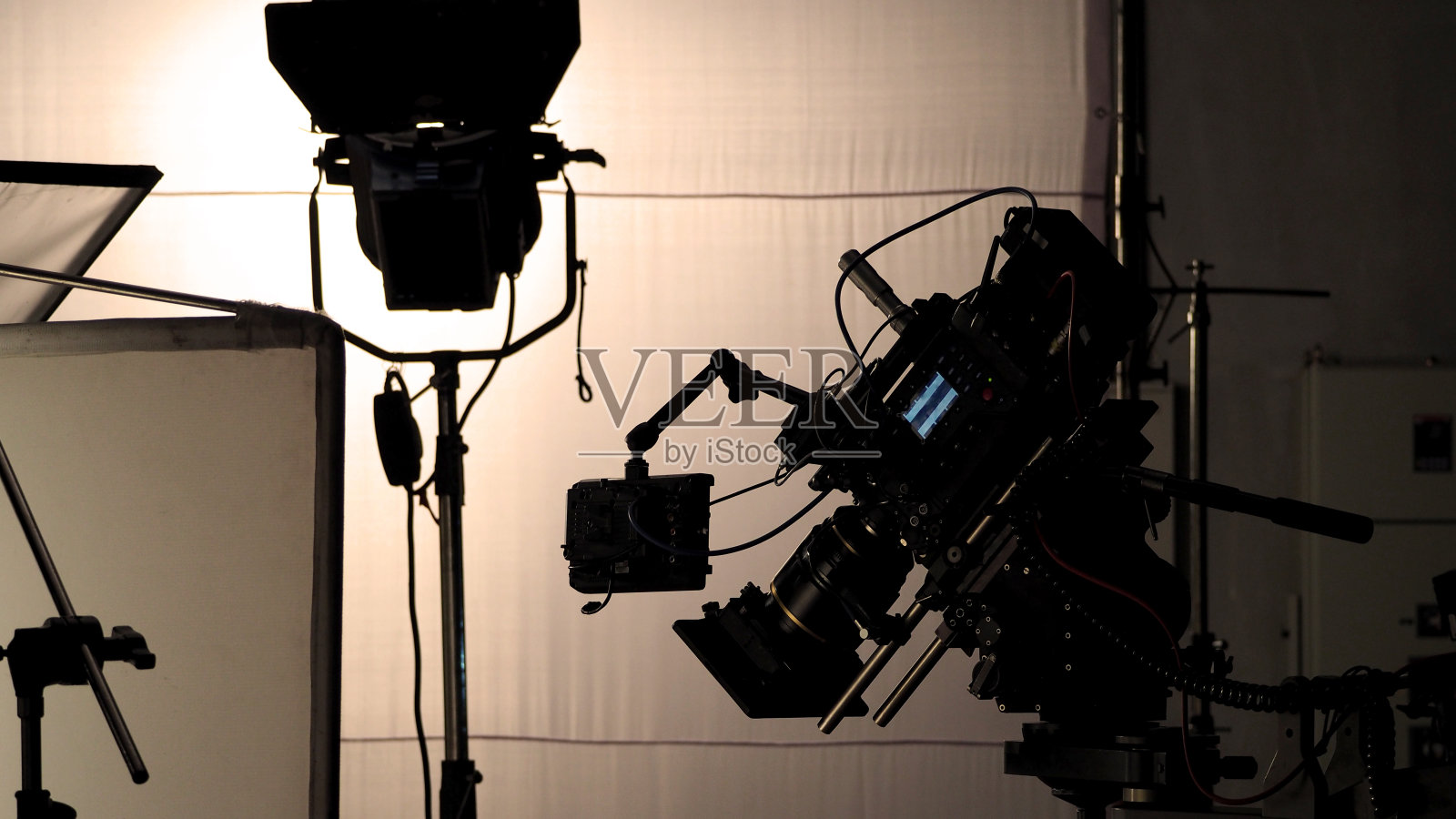 视频摄像机在电影或电影制作的三脚架和专业设备，在拍摄地点或工作室与工作人员团队和美丽的道具或设置，并准备在线直播或电视直播照片摄影图片