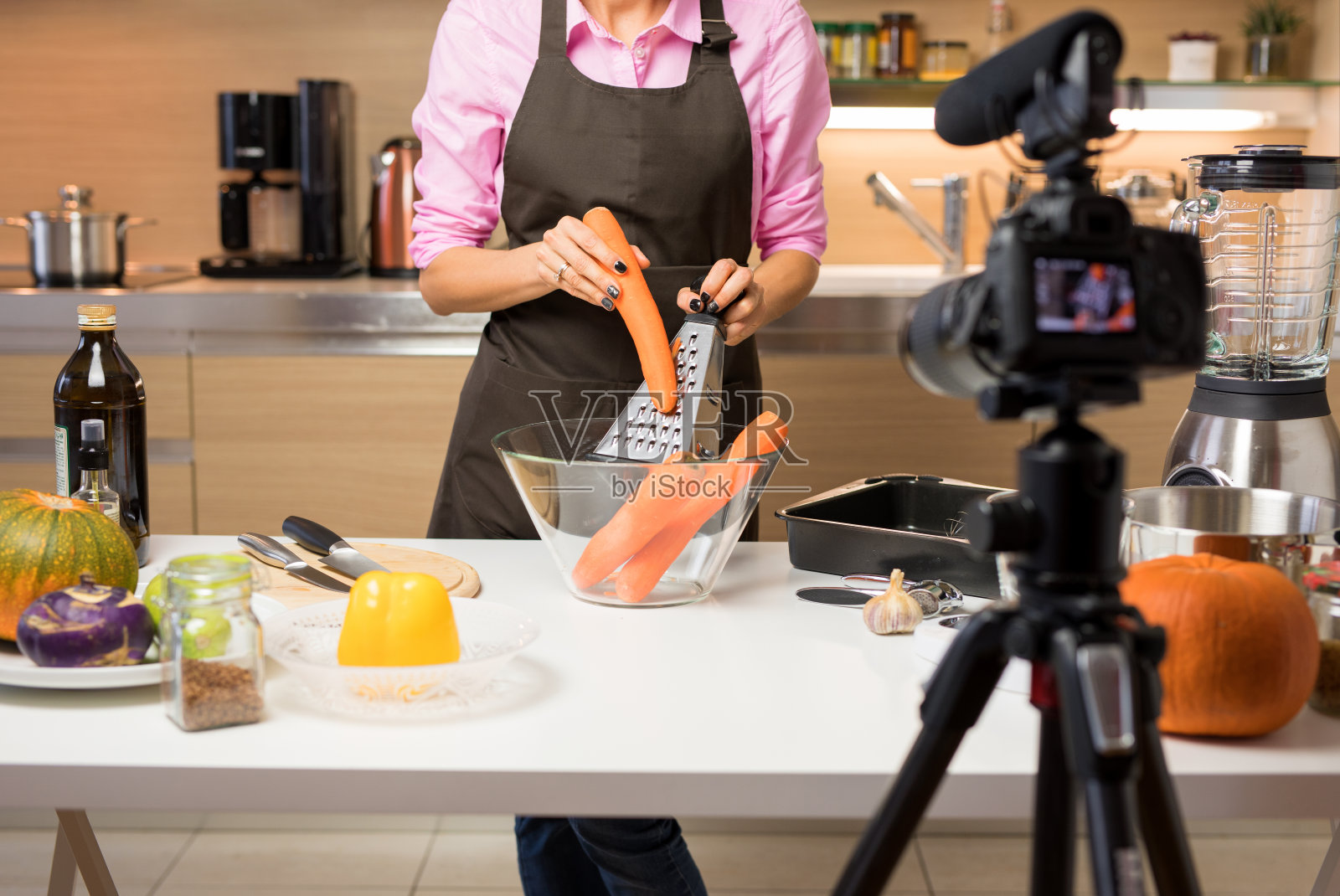 一个女人在为她的在线视频博客录制她的烹饪视频照片摄影图片