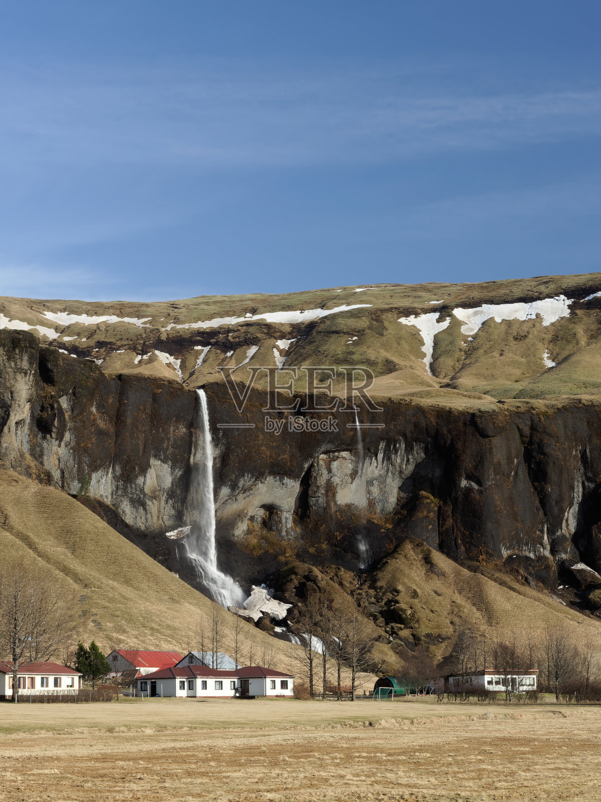 福斯瀑布和农场在冬季，冰岛南部照片摄影图片