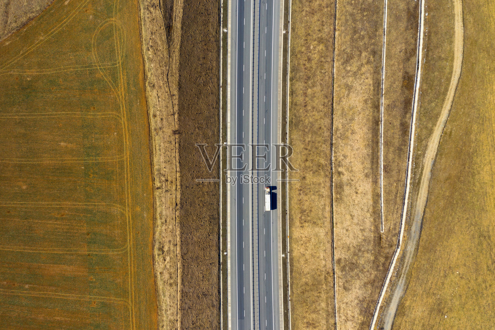 从空中俯瞰高速公路上过往的汽车和卡车照片摄影图片
