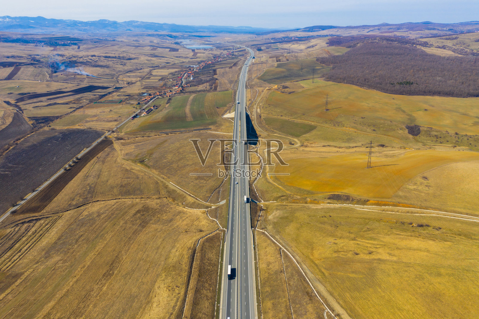 从空中俯瞰高速公路上过往的汽车和卡车照片摄影图片