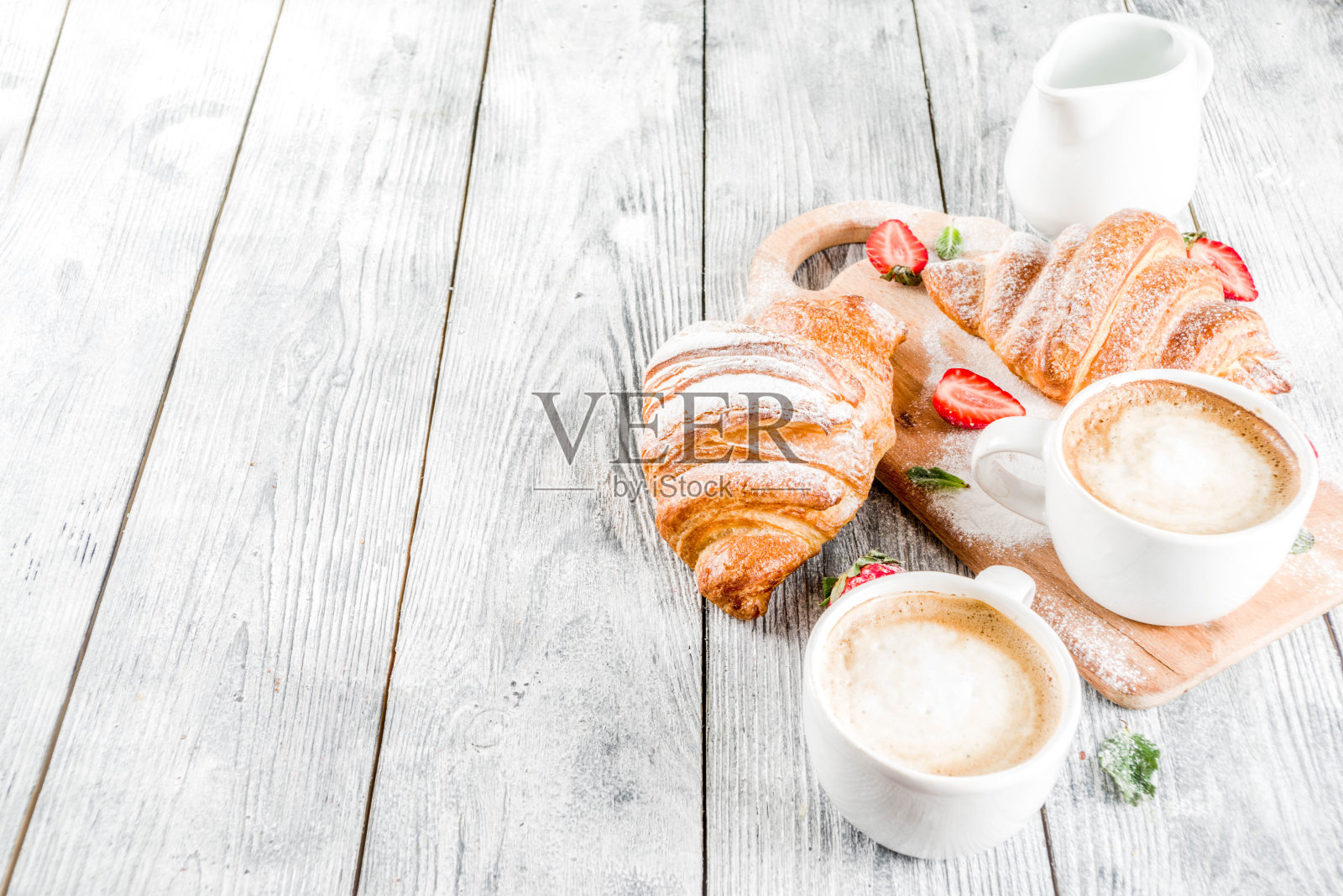 早餐概念，咖啡和羊角面包照片摄影图片