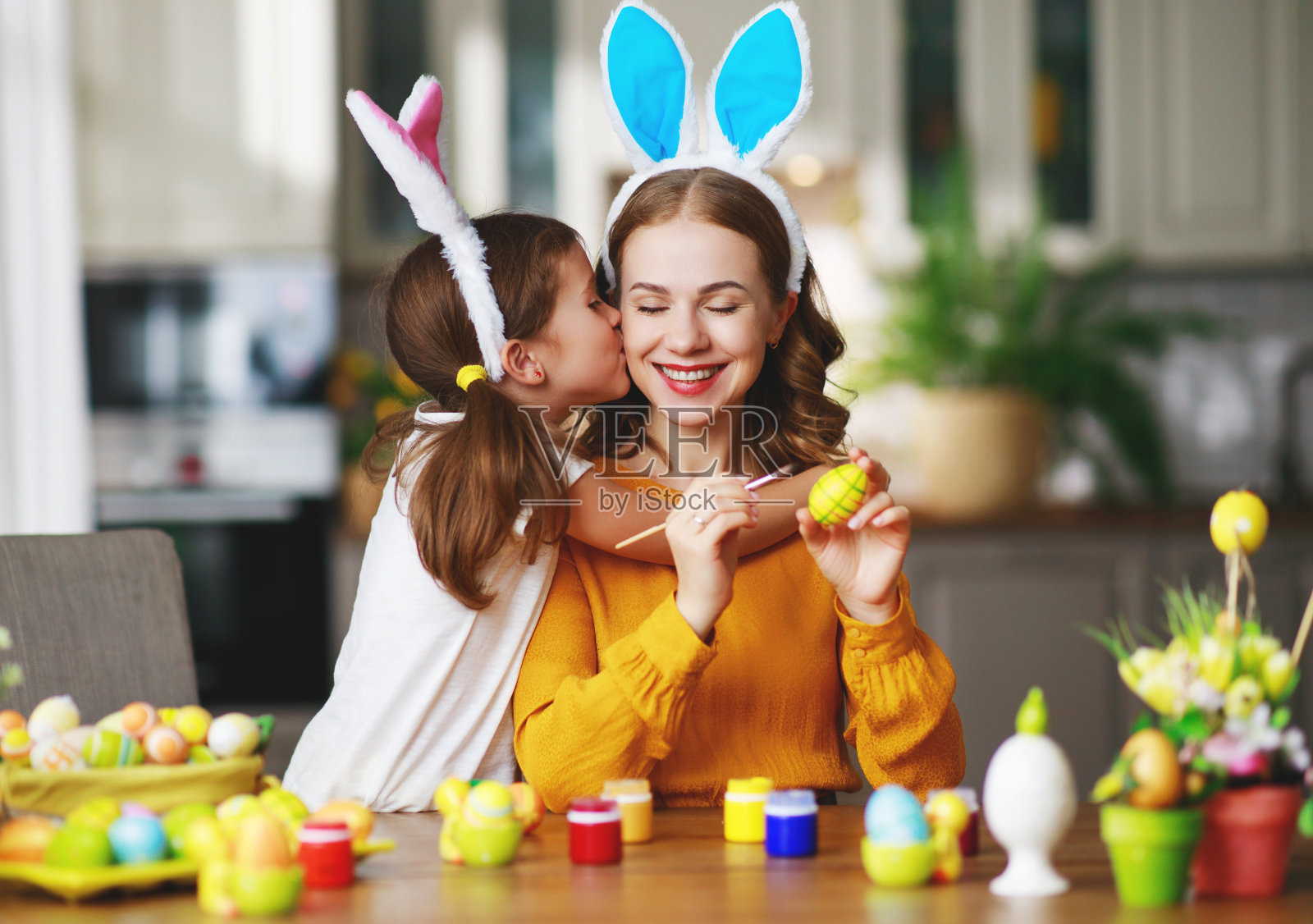 复活节快乐!家庭母亲和孩子耳朵野兔准备度假照片摄影图片