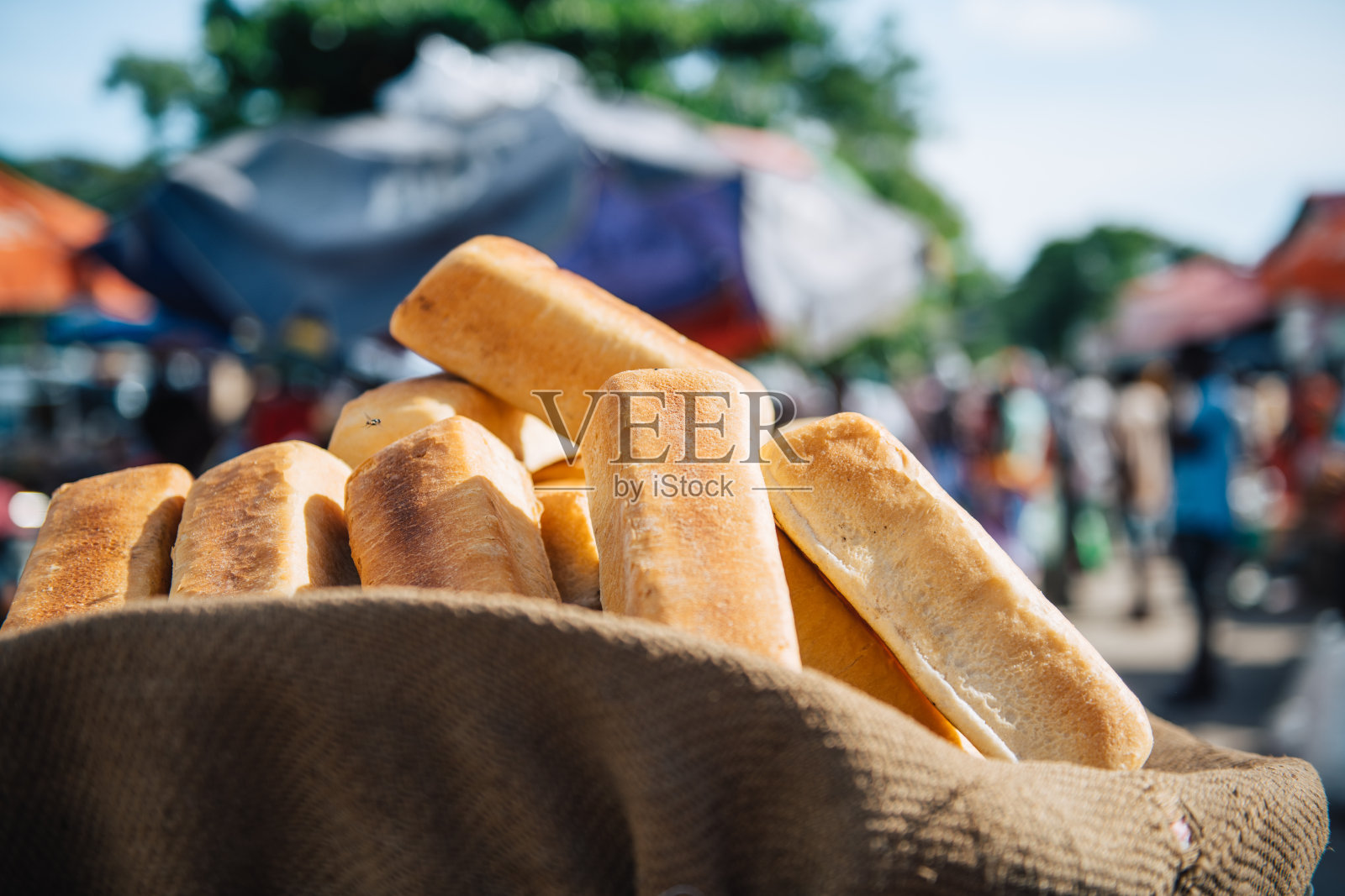 桑给巴尔市场上的新鲜面包照片摄影图片