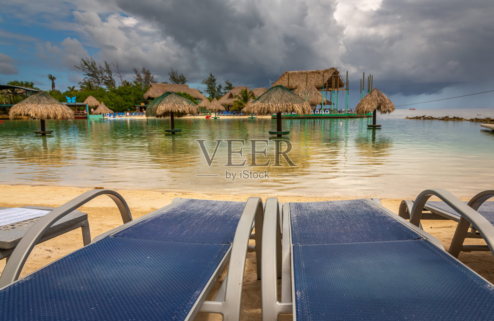 罗阿坦岛海滩上的椅子照片摄影图片