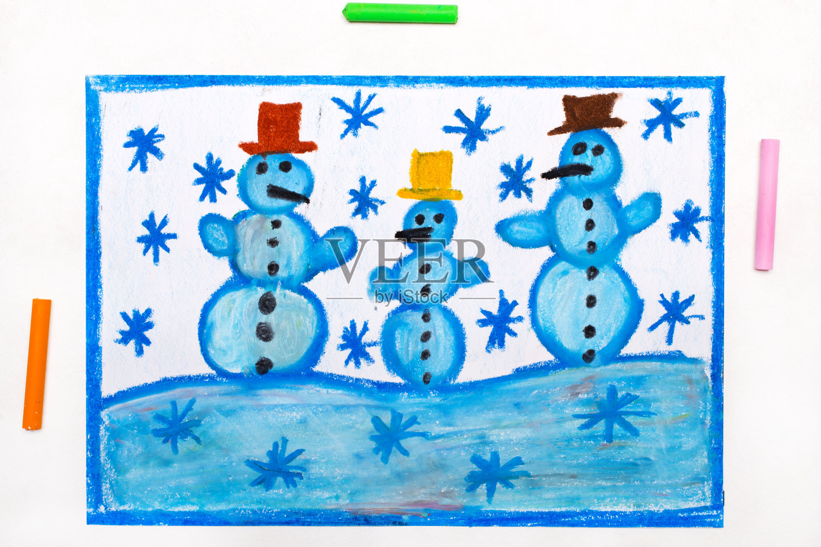 彩色手绘:三个快乐的雪人和雪花。冬天插画图片素材