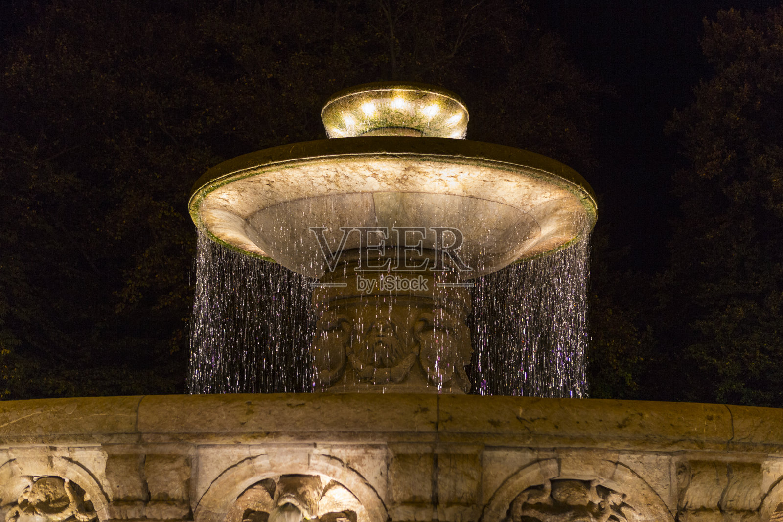 德国巴伐利亚州慕尼黑伦巴赫广场上的维特尔巴赫喷泉照片摄影图片