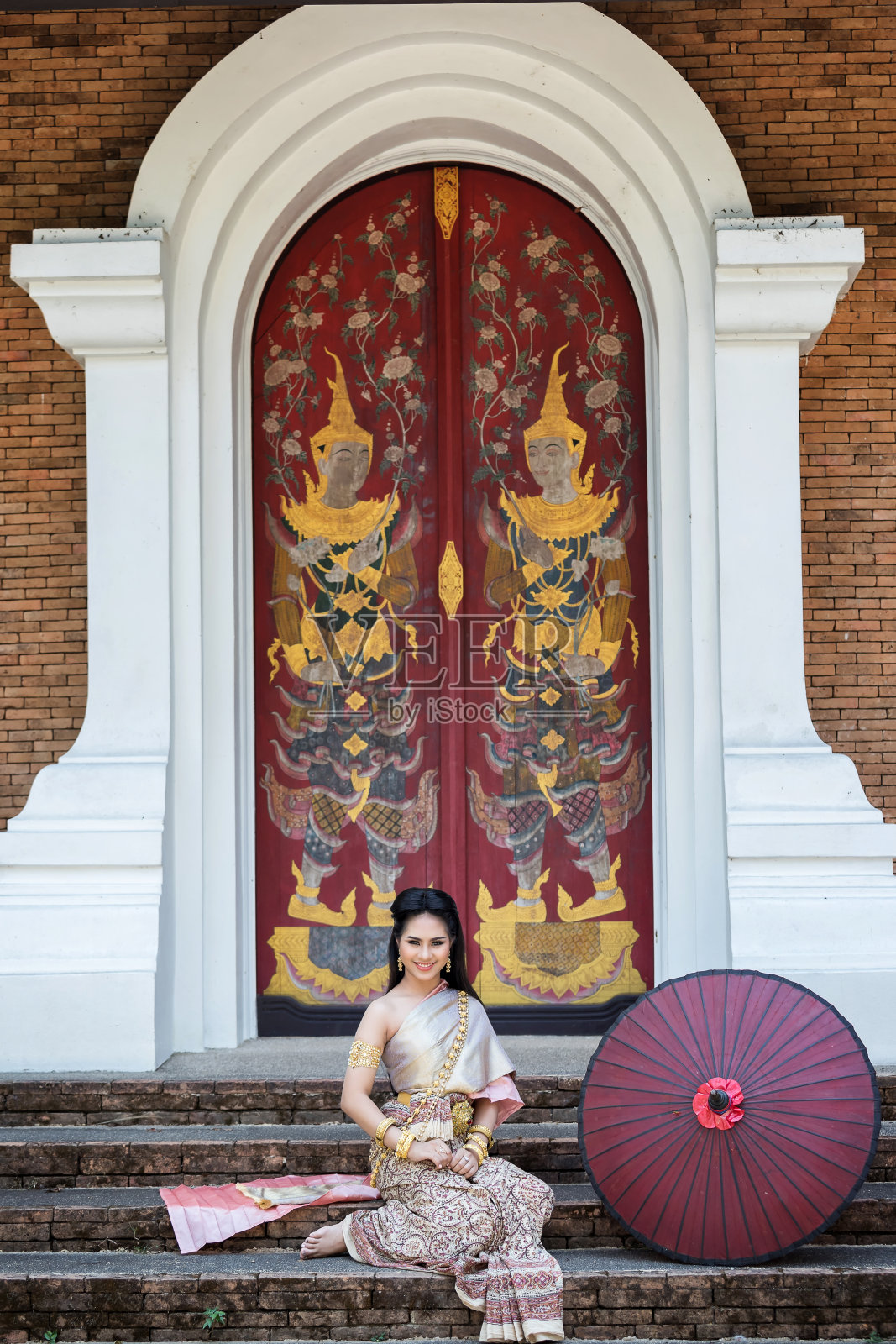 美丽的泰国女人穿着泰国传统服装照片摄影图片