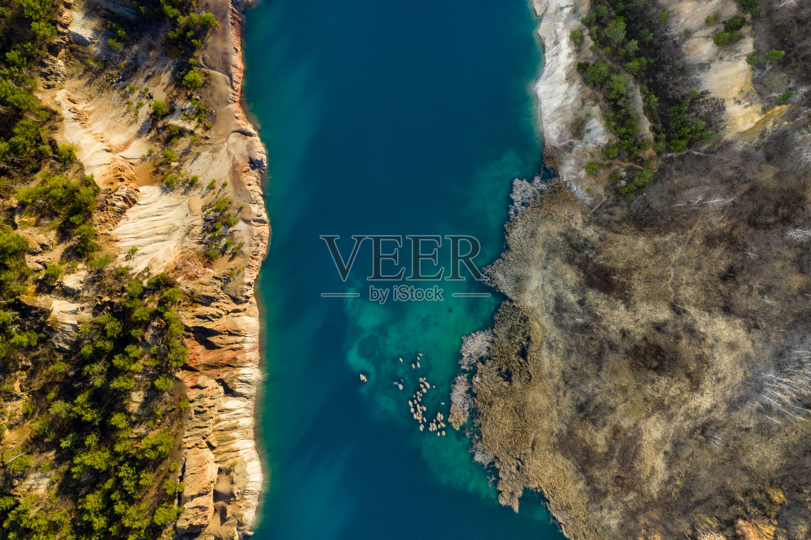 从空中俯瞰封闭的采石场湖照片摄影图片