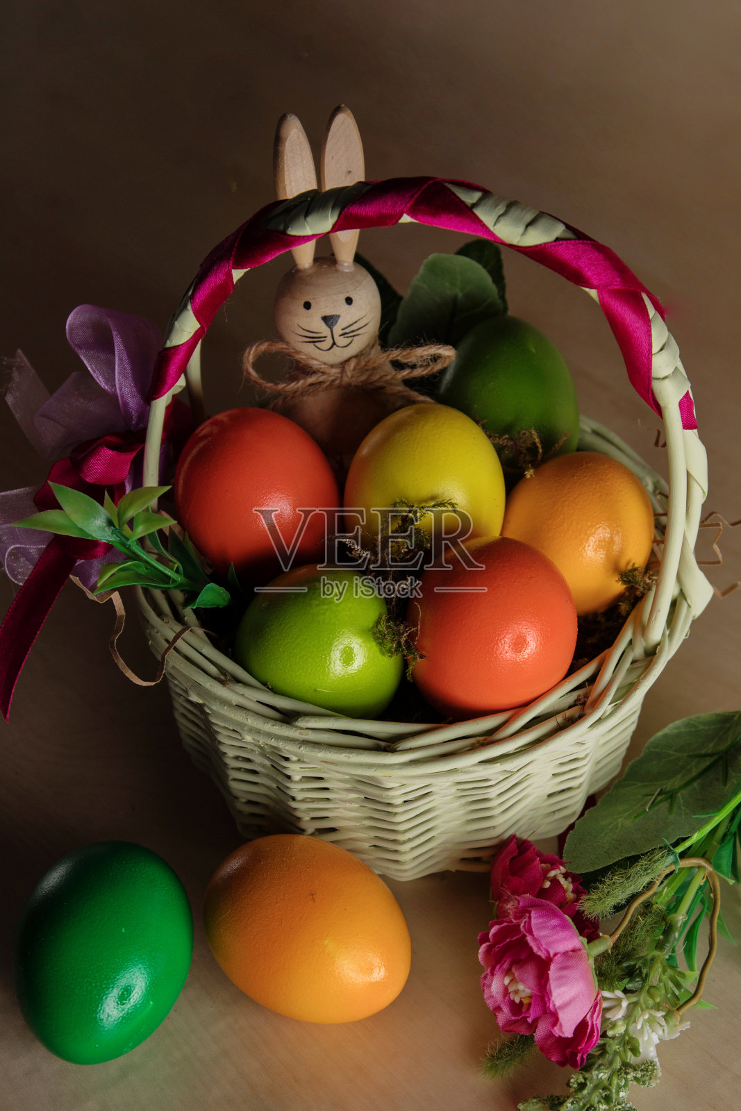 篮子里有复活节彩蛋，还有复活节兔子照片摄影图片