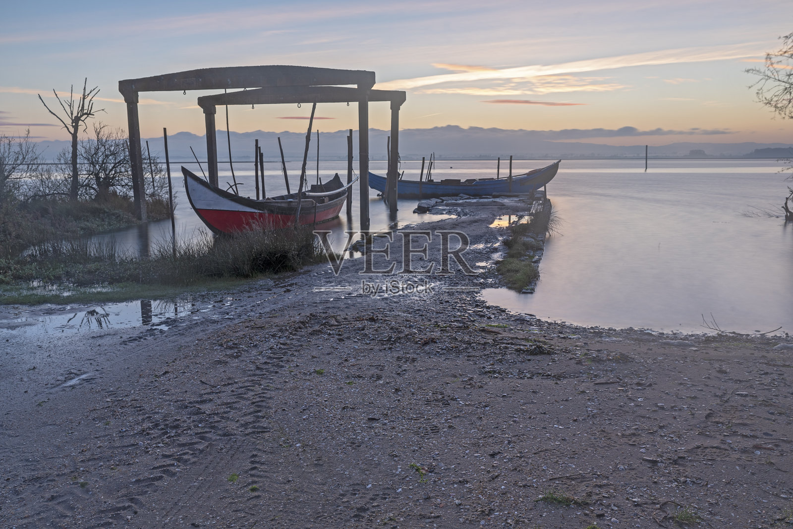 阿威罗泻湖上的一艘葡萄牙渔船照片摄影图片