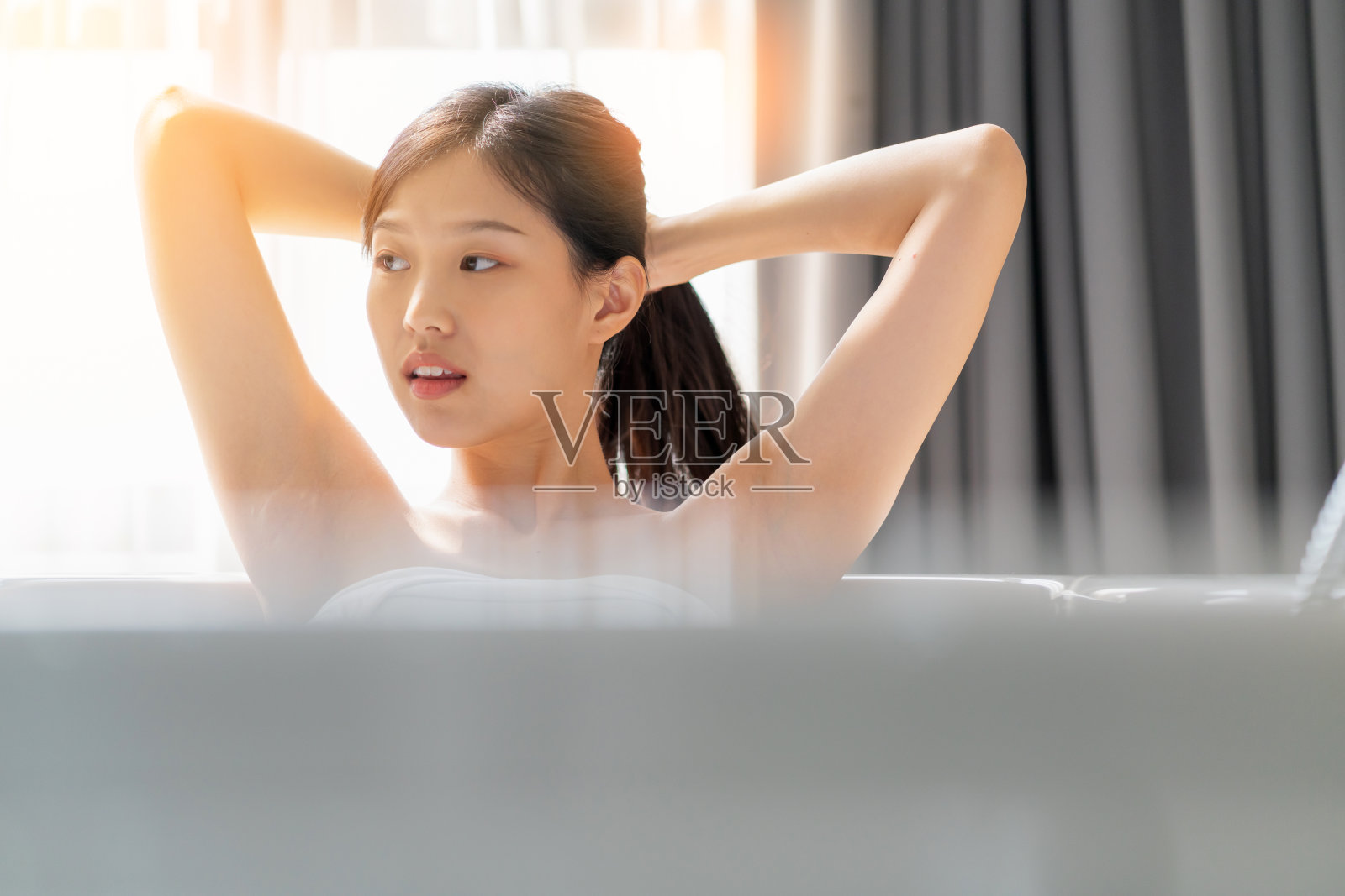年轻漂亮的亚洲少女享受放松在浴室早晨轻清新的感觉时刻照片摄影图片