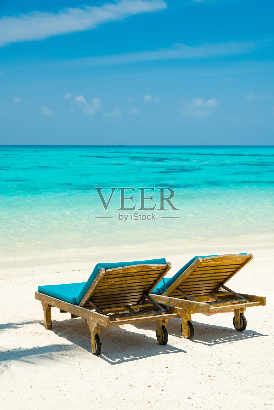 在Canareef度假村马尔代夫，Herathera岛，阿杜环礁躺椅照片摄影图片