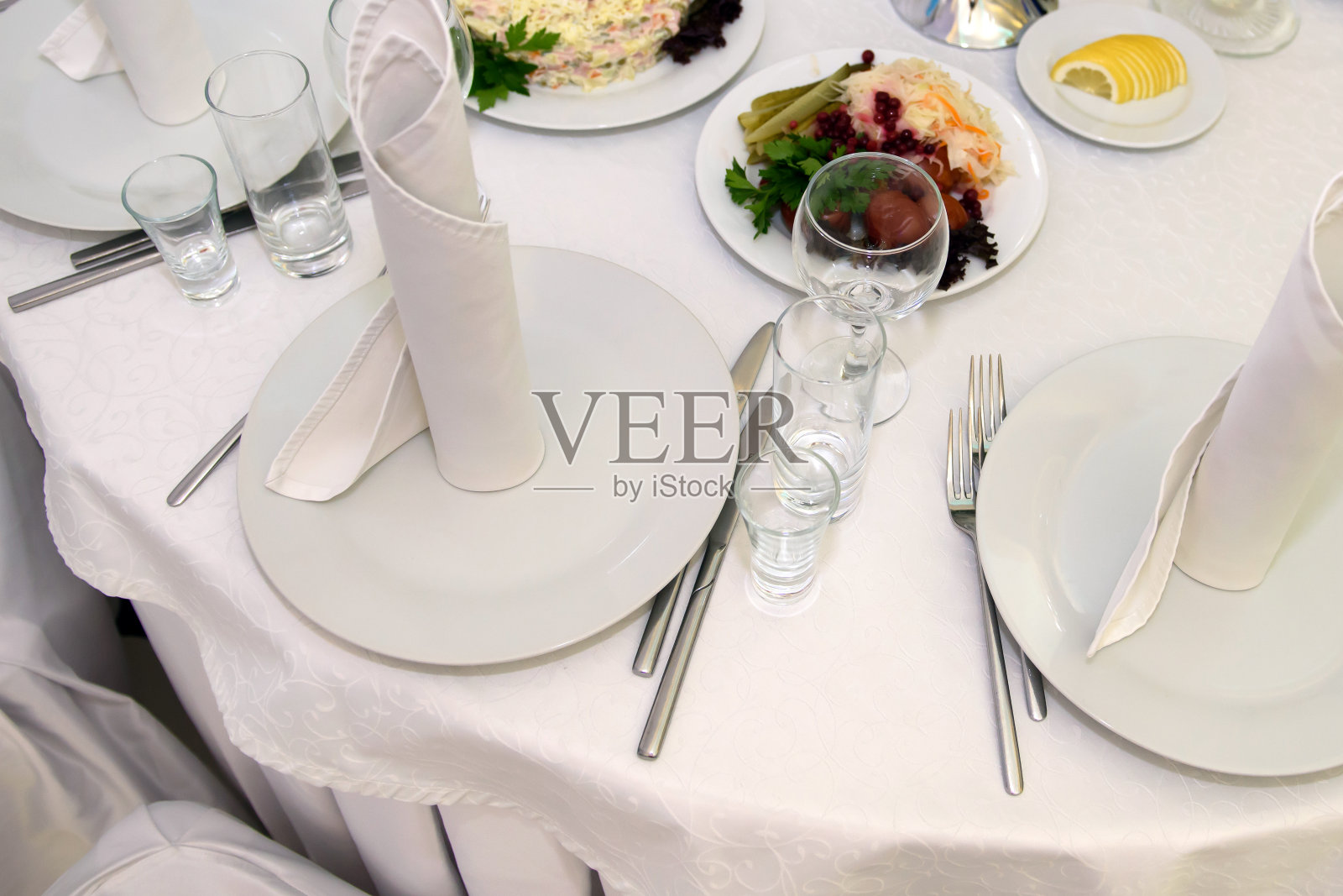 凉菜和小吃放在节日的餐桌上。照片摄影图片