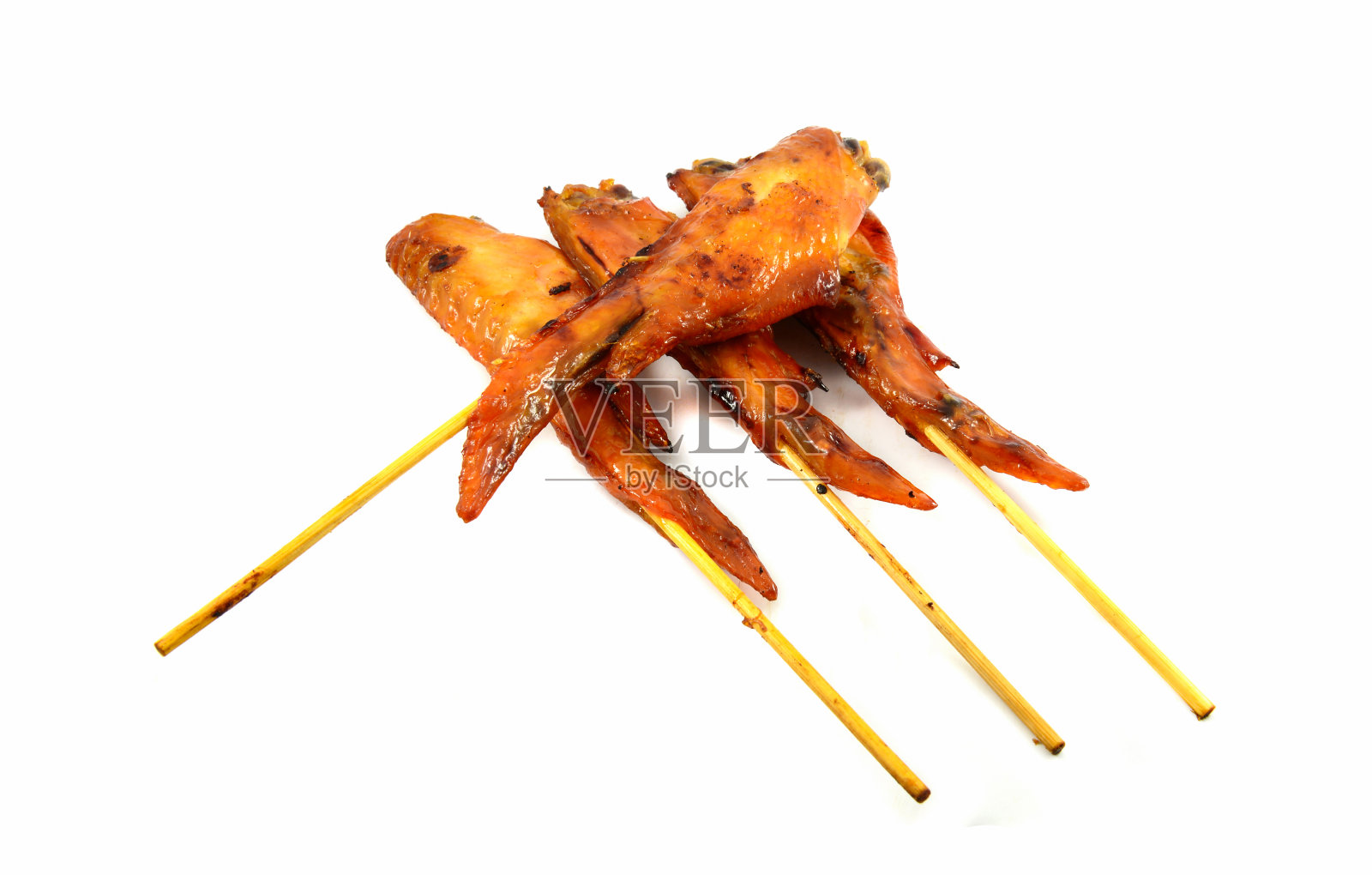 泰式竹签烤鸡翅，孤立于白色背景上照片摄影图片
