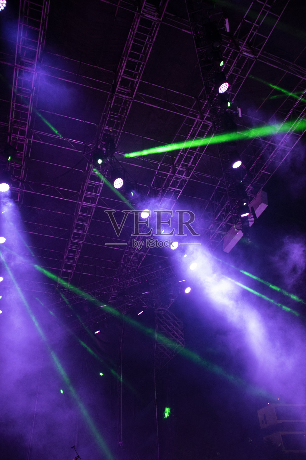 露天舞台上的灯光，下午和晚上的音乐会，强烈的灯光视觉冲击色彩，拉丁美洲的视觉技术。照片摄影图片