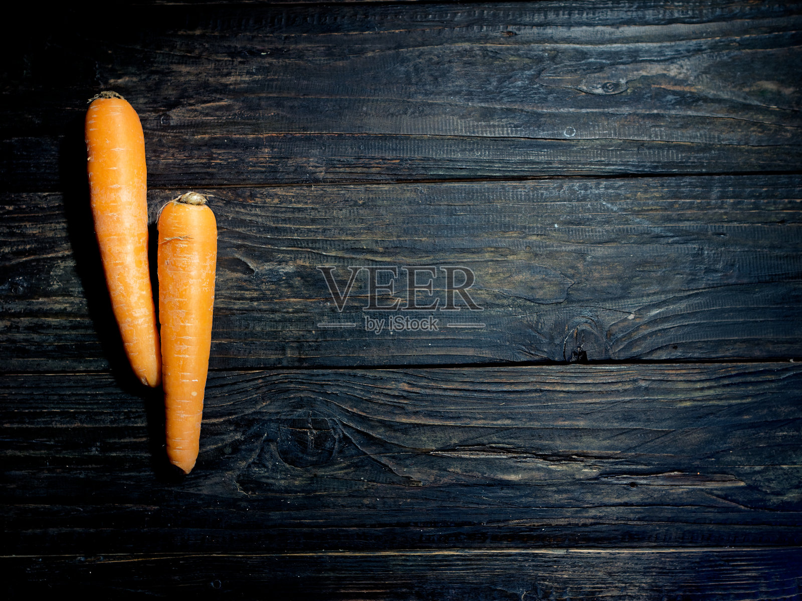 木制背景上的胡萝卜照片摄影图片