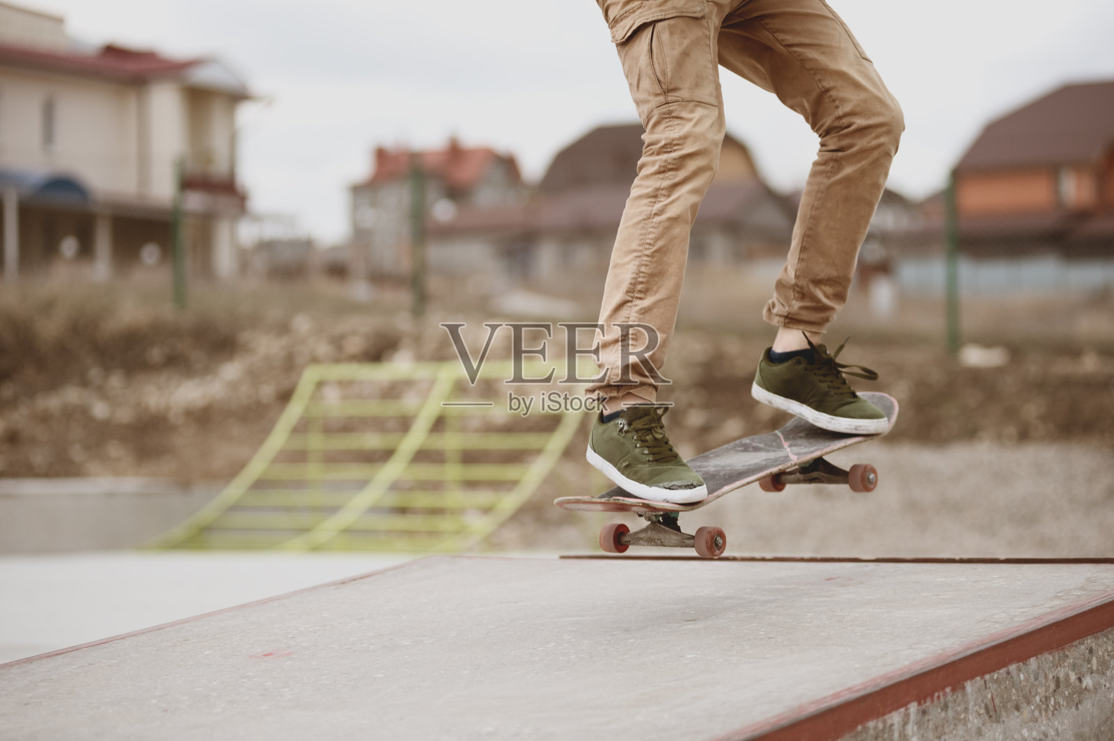 在滑板公园溜冰时滑板手脚的特写照片摄影图片