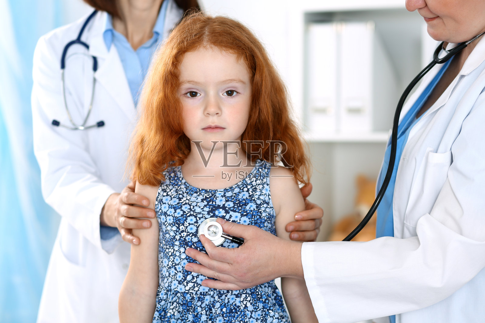 医生用听诊器检查一个小女孩。医疗保健理念照片摄影图片
