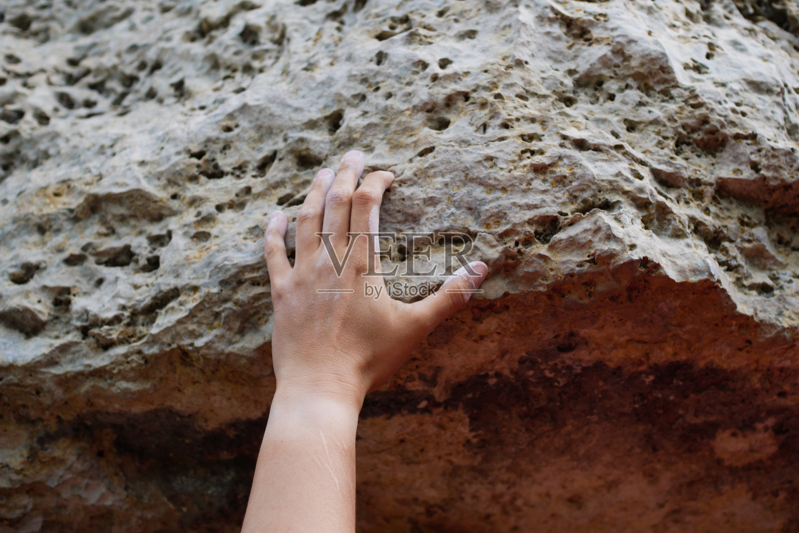 一个男人的手爬过岩石的照片照片摄影图片