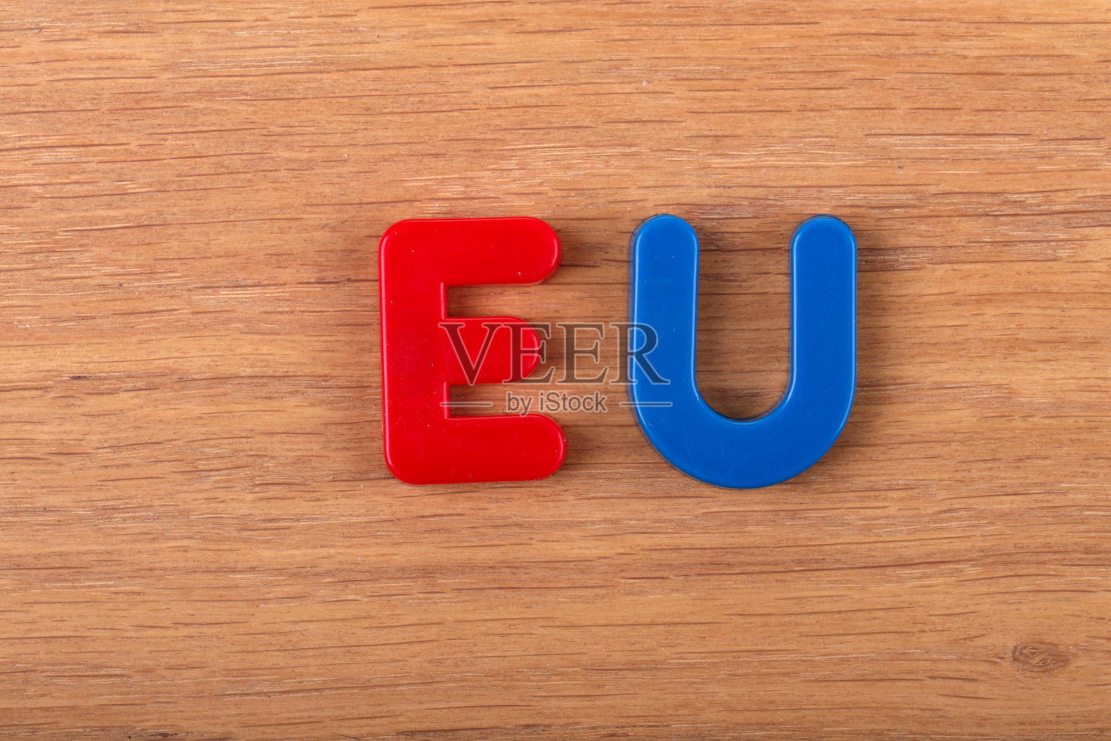 EU这个词是用彩色塑料字母拼出来的照片摄影图片