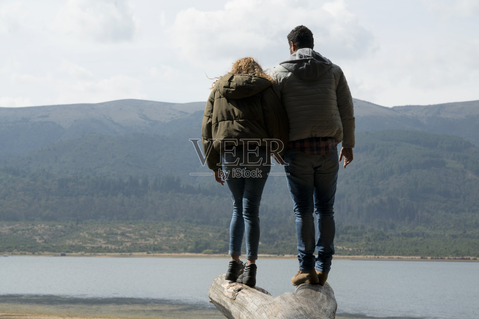 夫妻分享时刻，同时观看泻湖的风景照片摄影图片