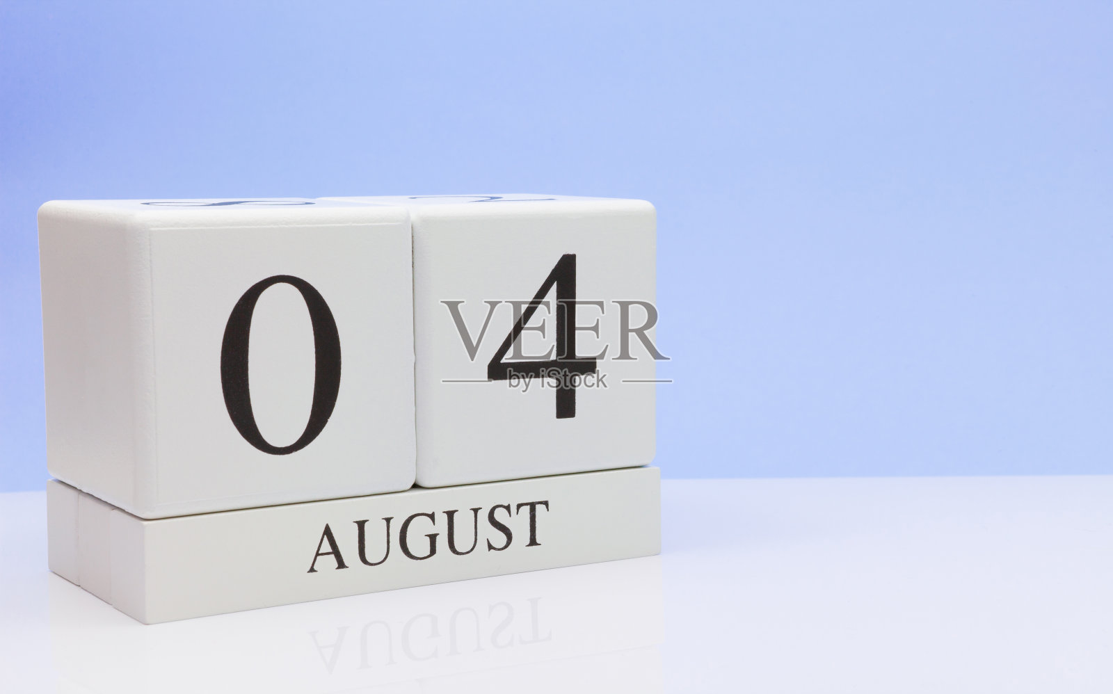 8月04st。月4日，日历在白色的桌子上反射，以浅蓝色为背景。夏天的时候，空白的文字照片摄影图片
