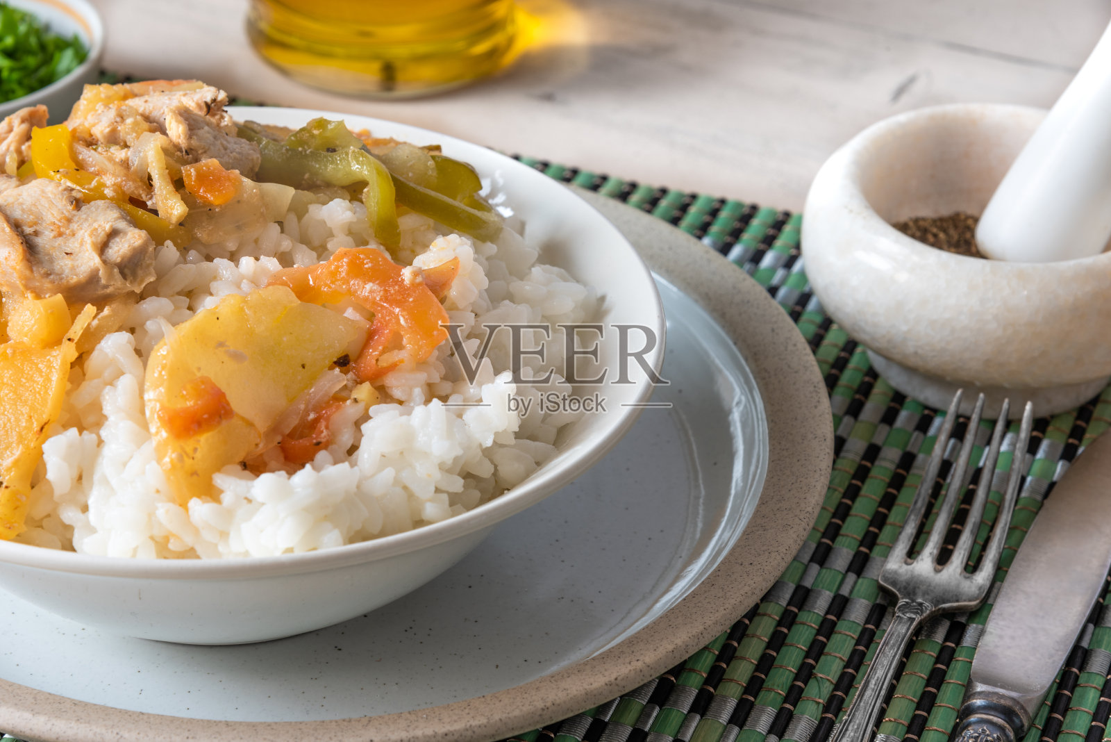 鸡，苹果咖喱，米饭，竹餐巾，亚洲美食。照片摄影图片